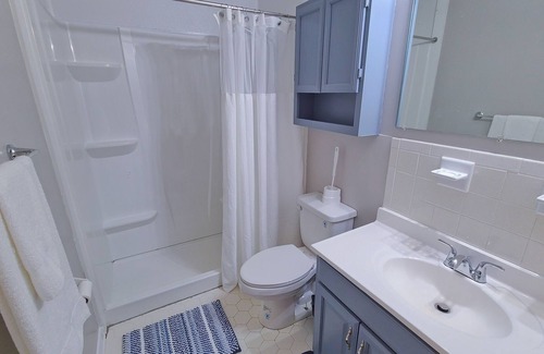 Thomas Drive House | Cozy 3 Bedroom Guesthouse w/Full Kitchen (30 Minutes to the BEACH)