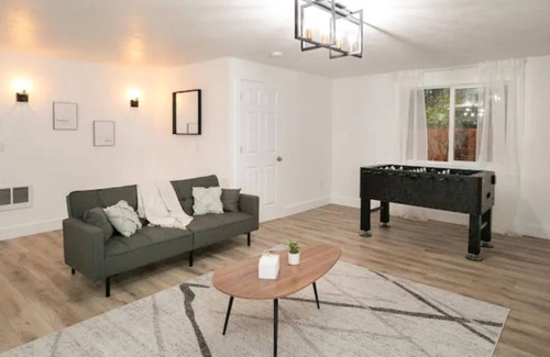Venersborg House | Cozy 3- Bedroom home with 5 person Hottub.