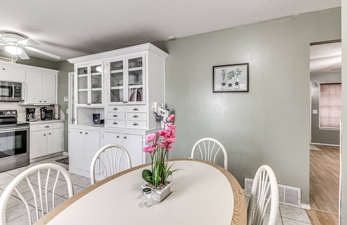 South Oklahoma City House | COZY 3 BEDROOM HOUSE NEAR WILL ROGERS INTERNATIONAL AIRPORT AND DOWNTOWN OKC