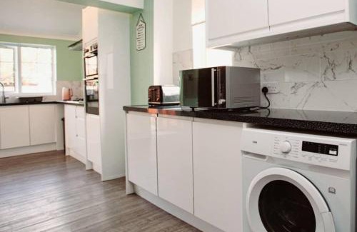 Toddington House | Cozy 3-Bedroom Home in Luton