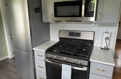 Nokomis House | Cozy 3 bedroom home near airport/Mall of America/Lake. Quiet neighborhood.