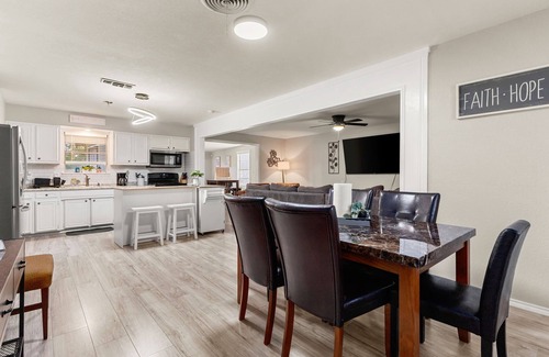 Southside House | Cozy 3-bedroom home w/ HOT TUB 2 min away from lackland and 10 min to SeaWorld!