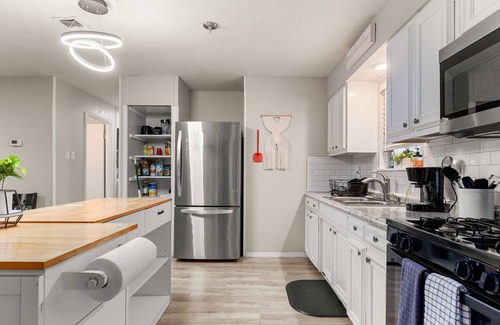 Southside House | Cozy 3-bedroom home w/ HOT TUB 2 min away from lackland and 10 min to SeaWorld!