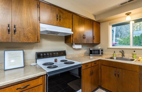 Oak Grove House | Cozy 3 bedroom home with Hot Tub and Ping Pong table, 20 Mins to DT Portland