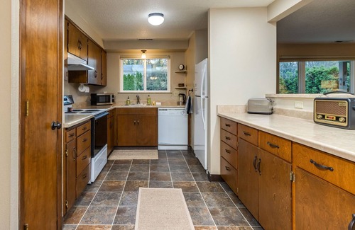 Oak Grove House | Cozy 3 bedroom home with Hot Tub and Ping Pong table, 20 Mins to DT Portland
