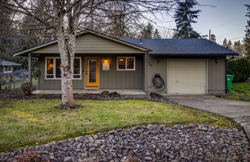 Oak Grove House | Cozy 3 bedroom home with Hot Tub and Ping Pong table, 20 Mins to DT Portland