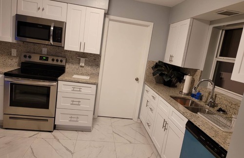Spring Hill House | Cozy 3-bedroom house in peaceful Spring Hill with WiFi, AC. Sleeps up to 15