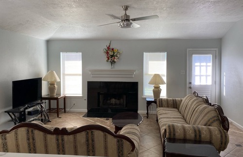 Clodine House | Cozy 3 bedroom house, 5-15 min to Katy, Asian town, and more...