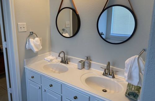 Clodine House | Cozy 3 bedroom house, 5-15 min to Katy, Asian town, and more...