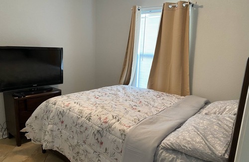 Clodine House | Cozy 3 bedroom house, 5-15 min to Katy, Asian town, and more...