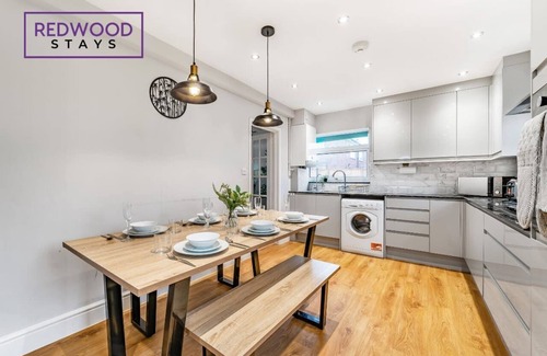 Camberley House | Cozy 3 Bedroom House in Camberley, Free Parking