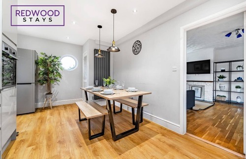 Camberley House | Cozy 3 Bedroom House in Camberley, Free Parking