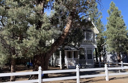Woodlands House | Cozy 3-bedroom house in Big Bear with WiFi, Hot Tub, and outdoor Fire Place