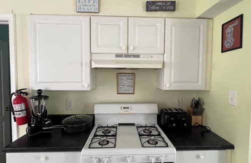 Wildwood House | Cozy 3 bedroom house in Wildwood, 1.5 baths, outdoor shower, and large backyard.