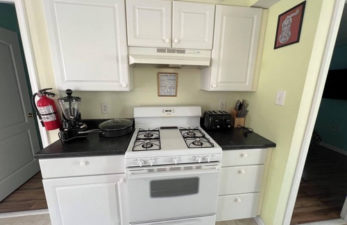 Wildwood House | Cozy 3 bedroom house in Wildwood, 1.5 baths, outdoor shower, and large backyard.