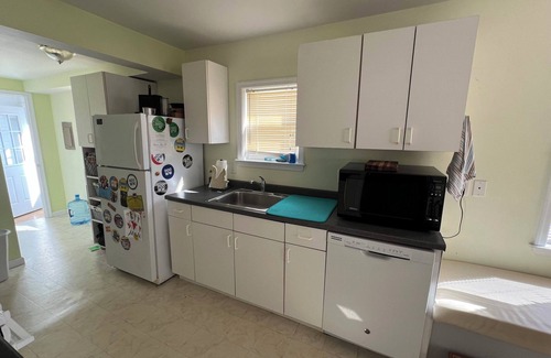 Wildwood House | Cozy 3 bedroom house in Wildwood, 1.5 baths, outdoor shower, and large backyard.