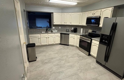 Barker House | Cozy 3-bedroom house in welcoming Houston with AC, WiFi