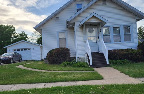 Lena House | Cozy 3 bedroom house off the Historical Stage Couch Trail in Lena Ill