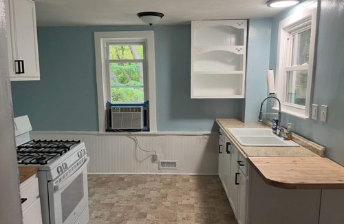 Niles House | Cozy 3-bedroom house on the river in Niles, Ohio with WiFi