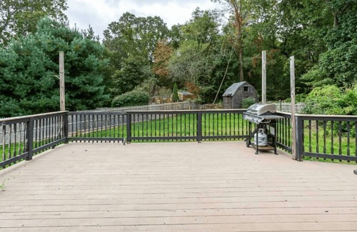 Montville House | Cozy 3-bedroom house near Mystic and Mohegan & Foxwood Casinos!