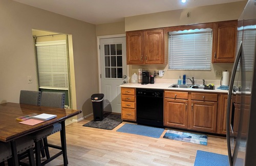 Edgewood House | Cozy 3-Bedroom House with WiFi, streaming TVs in Peaceful Edgewood