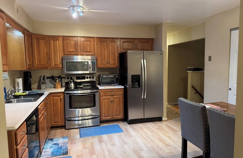 Edgewood House | Cozy 3-Bedroom House with WiFi, streaming TVs in Peaceful Edgewood