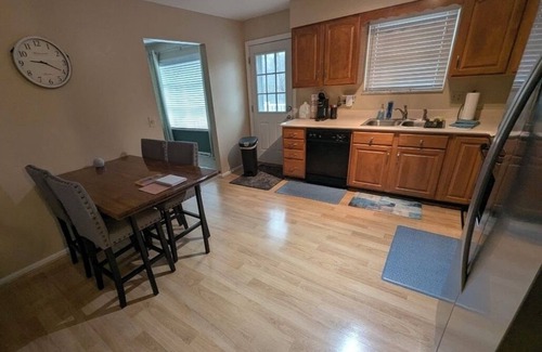 Edgewood House | Cozy 3-Bedroom House with WiFi, streaming TVs in Peaceful Edgewood