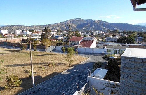 Tumbaco House | Cozy 3-bedroom house with WiFi, fitness room in charming Quito - Tumabaco