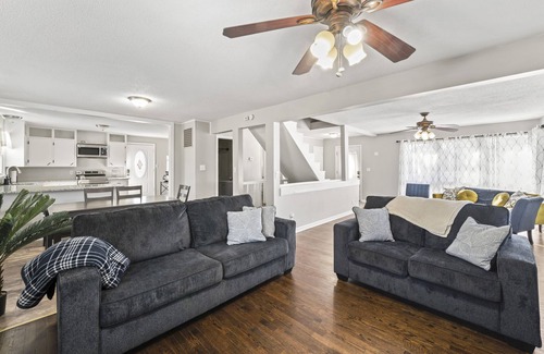 Baldwin City House | Cozy 3 bedroom in Baldwin City, close to Baker, great for families & friends!