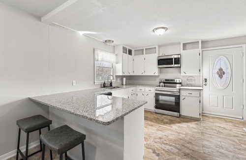 Baldwin City House | Cozy 3 bedroom in Baldwin City, close to Baker, great for families & friends!