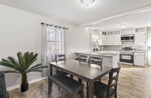 Baldwin City House | Cozy 3 bedroom in Baldwin City, close to Baker, great for families & friends!