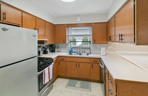 Libertyville House | Cozy 3 bedroom in DT Libertyville Near Naval Base!