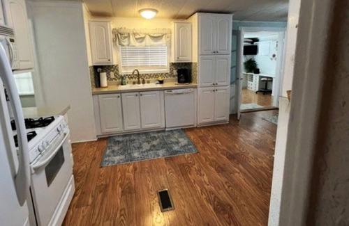 Granbury House | Cozy 3 Bedroom Lake House with boat dock/patio on deep water.