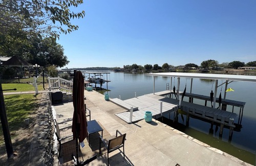 Granbury House | Cozy 3 Bedroom Lake House with boat dock/patio on deep water.