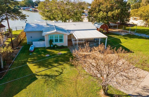 Granbury House | Cozy 3 Bedroom Lake House with boat dock/patio on deep water.