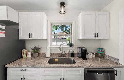 Euclid House | Cozy 3-Bedroom Near Cleveland