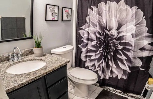 Campbell House | Cozy 3-Bedroom Retreat - Only 25 Mins from Disney!