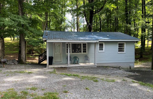 Jamestown Cabin | Cozy 3-Bedroom Rustic Cabin 1/2 Mile from Marina and Boat Ramp! #416