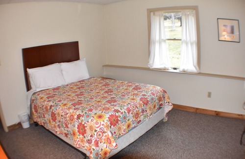 Stahlstown Cabin | Cozy 3 bedroom suite with living room. Close to hiking trails, ski resorts and family parks!