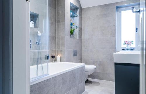 Epsom House | Cozy 3 Bedroom Terrace Cottage in Epsom