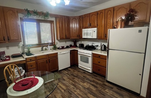 Rockford House | Cozy 3 Bedroom town house right by Rockfork university.