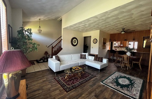 Rockford House | Cozy 3 Bedroom town house right by Rockfork university.