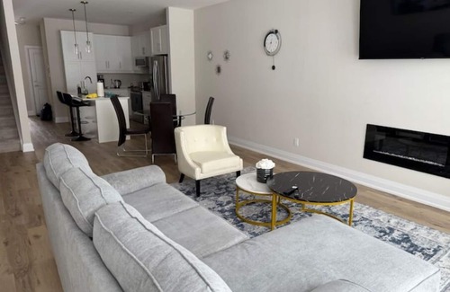 London House | Cozy 3 Bedroom Townhome near Hyde Park Mall & Western University