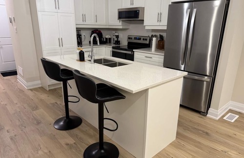 London House | Cozy 3 Bedroom Townhome near Hyde Park Mall & Western University