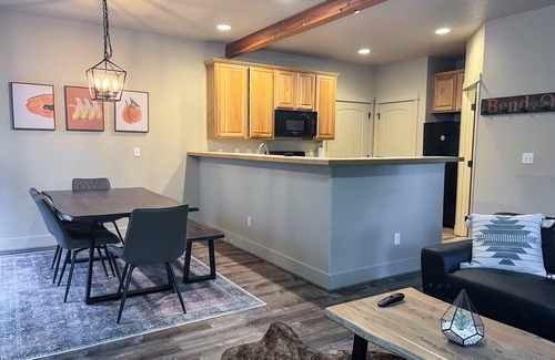 Old Farm District House | Cozy 3-bedroom w/fireplace & office near Old Milln