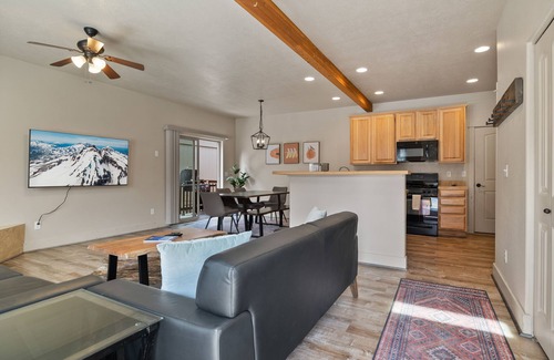 Old Farm District House | Cozy 3-bedroom w/fireplace & office near Old Milln