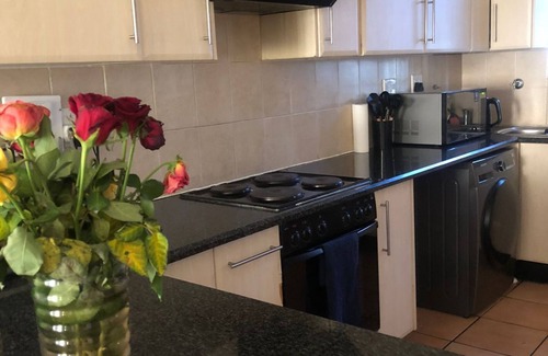 Greater Johannesburg Metropolitan Area Apartment | Cozy 3 Bedroomed apartment in a secure estate, 10 mins away from OR Tambo
