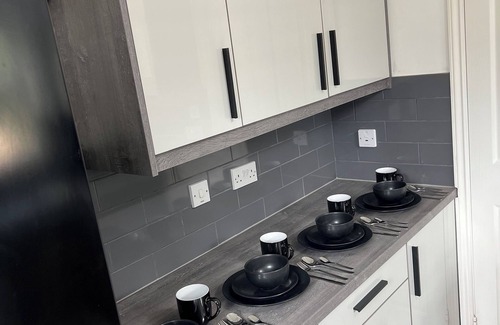 Stonnall House | Cozy 3 Bedrooms Birmingham House with Pool Table