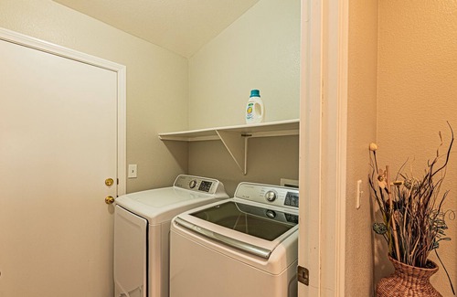 Sunrise Manor House | Cozy 3 Bedrooms with huge backyard and patio