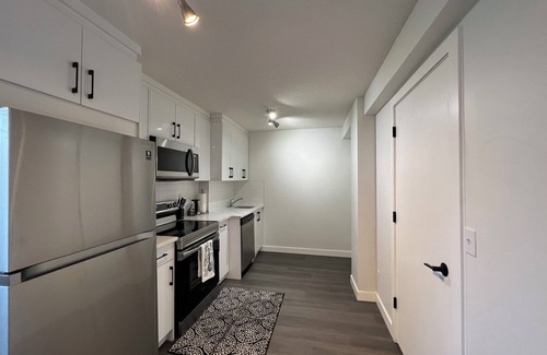 Calgary House | Cozy 3 beds Suite Near Calgary Airport, Quiet, Clean & Convenient Sleeps 7